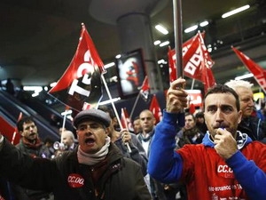 ການແຫ່ຂະບວນຄັດຄ້ານນະໂຍ ບາຍຮັດເຂັມຄັດຢູ່ຝລັ່ງ ແລະ ເອີລົບ